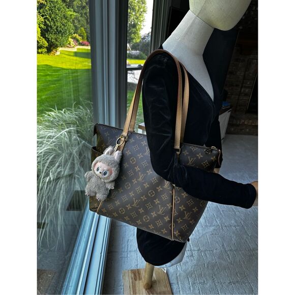 Louis Vuitton Totally MM Tote - Picture 2 of 14